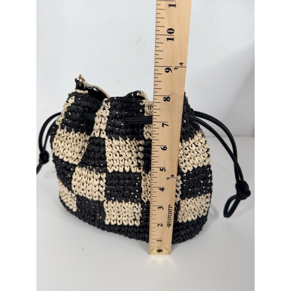 Universal Thread Straw Checker Drawstring Crossbody Bag Black Natural NWT - Picture 9 of 10